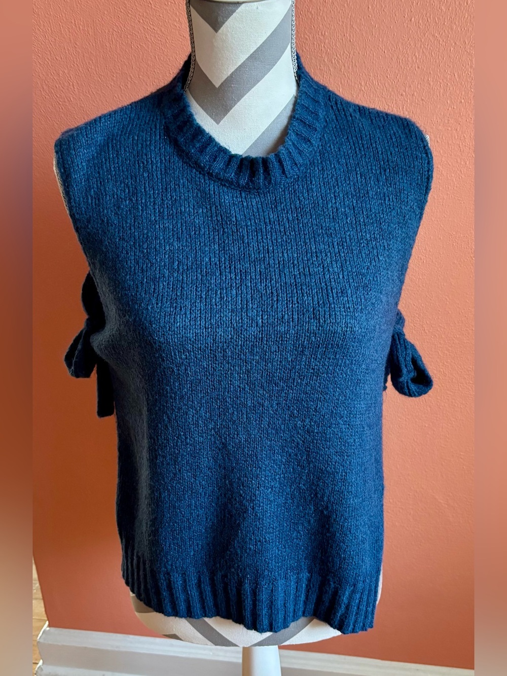 Italian BotiquecNavy Blue Sleeveless Knit Sweater Vest